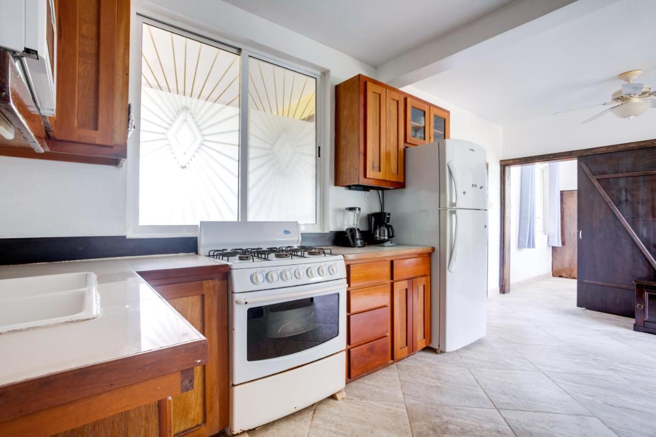 Driftwood Gardens Guesthouse Placencia Bagian luar foto