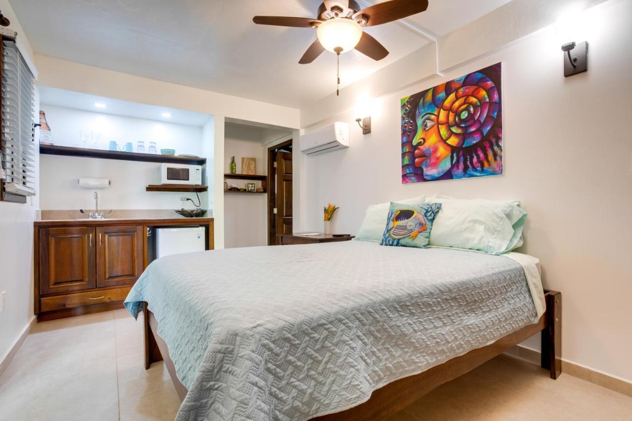 Driftwood Gardens Guesthouse Placencia Bagian luar foto