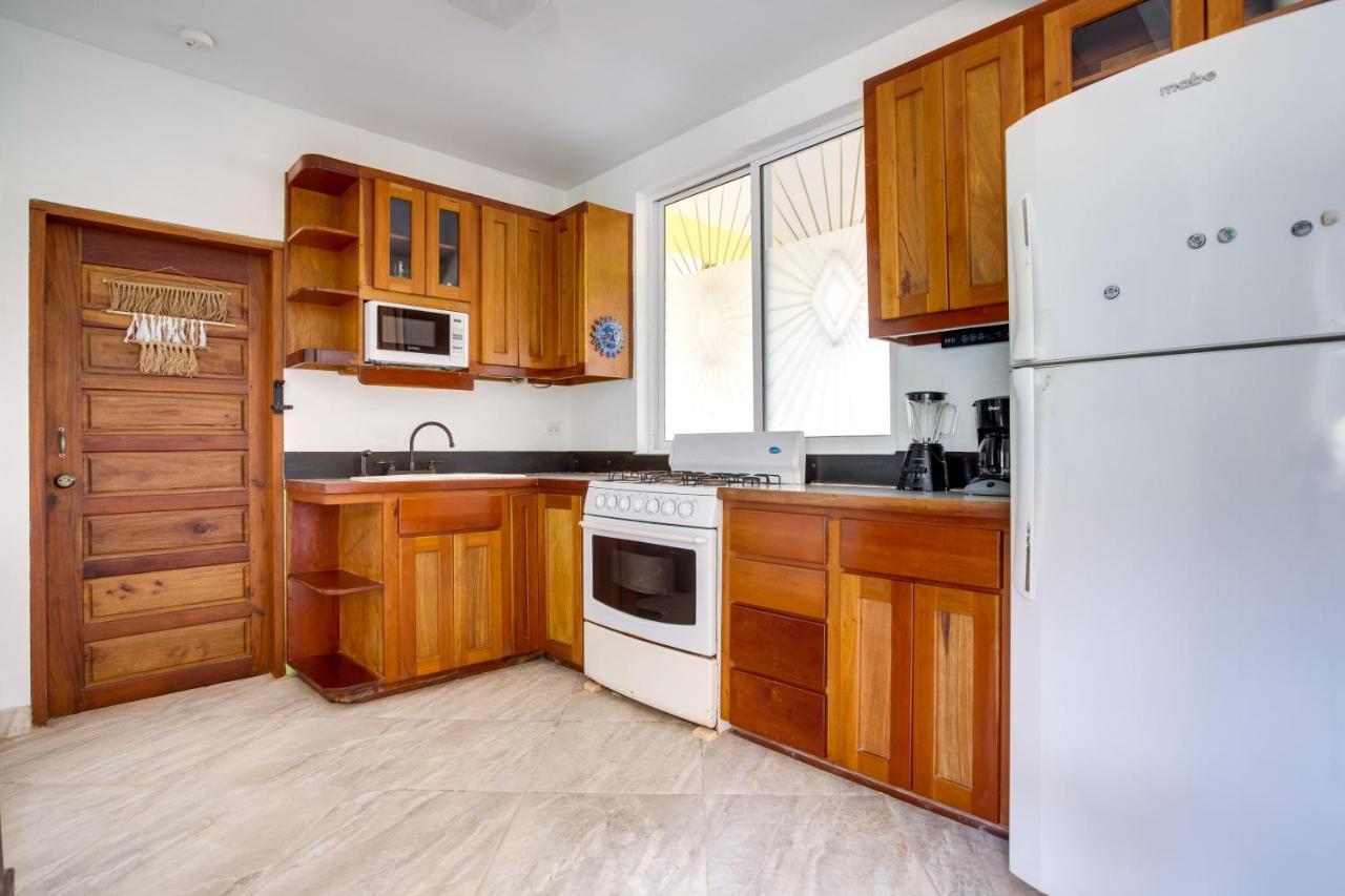 Driftwood Gardens Guesthouse Placencia Bagian luar foto